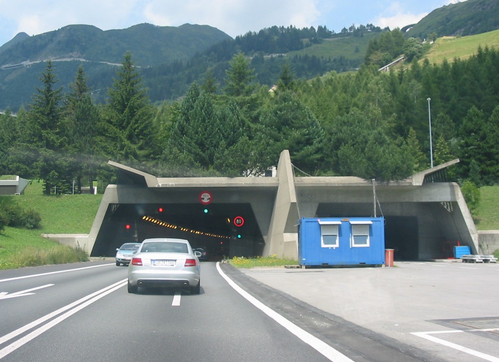 Foto: Grzegorz Święch - https://de.m.wikipedia.org/wiki/Datei:Gotthard_Road_Tunnel_Switzerland.jpg
