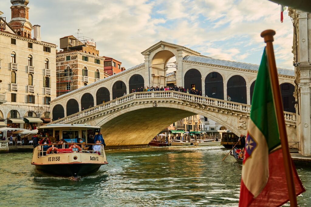Vaporetto in Venedig am Canal Grande