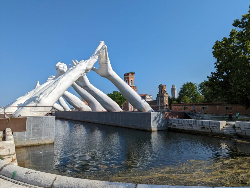 Building Bridges - die berühmten Hände von Venedig