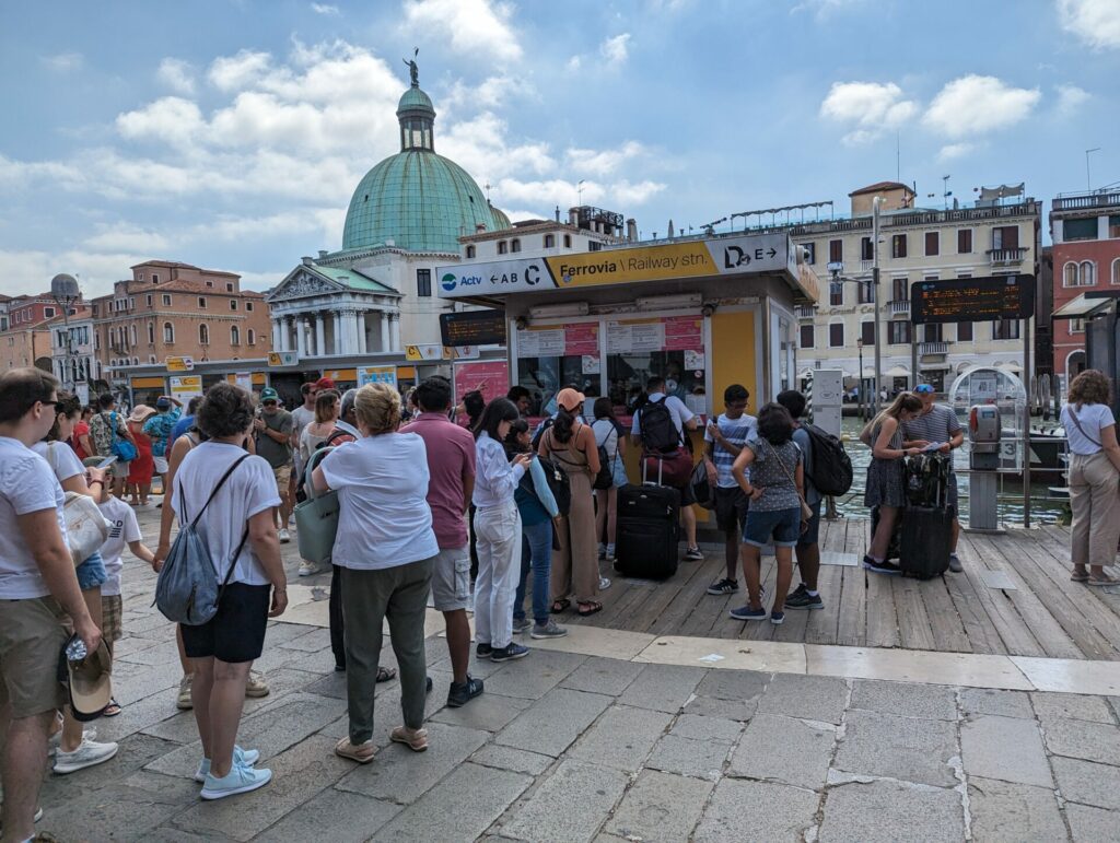 Lange Warteschlangen vor den Ticketschaltern in Venedig - Aktuelle Ticketpreise des ACTV in Venedig