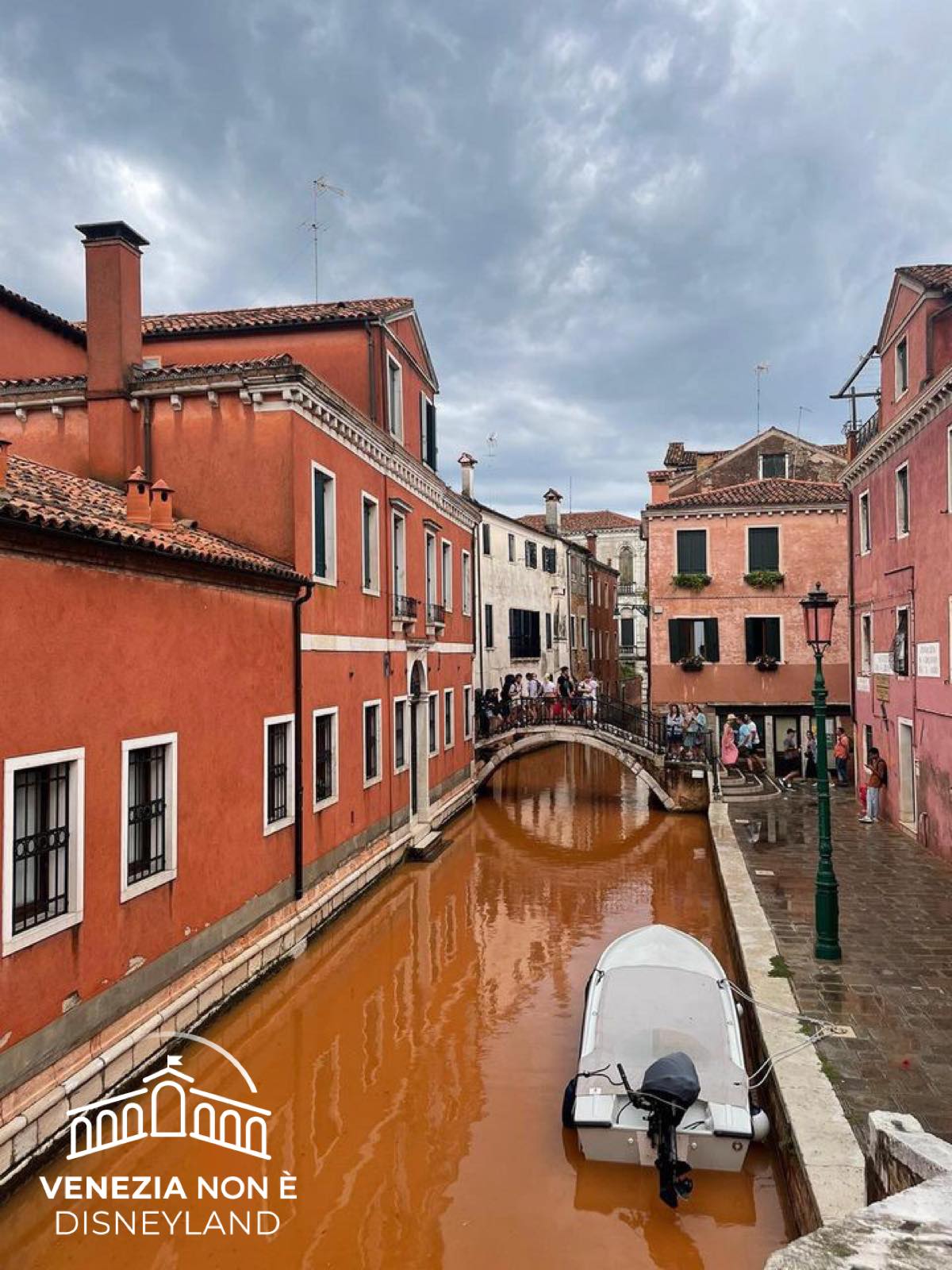 Schlechtes Wetter färbt die Kanäle von Venedig