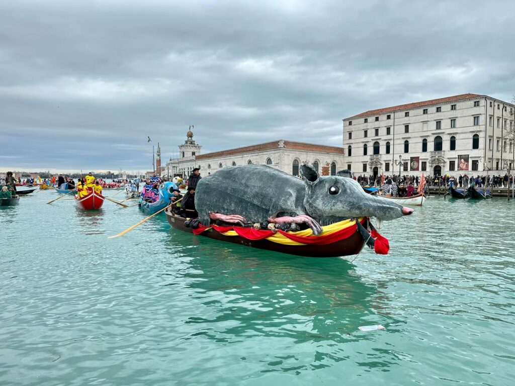 Traditioneller Wasserumzug in Venedig