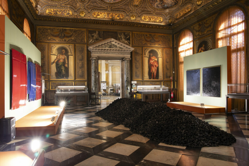 Bernar Venet Ausstellung in Venedig eröffnet