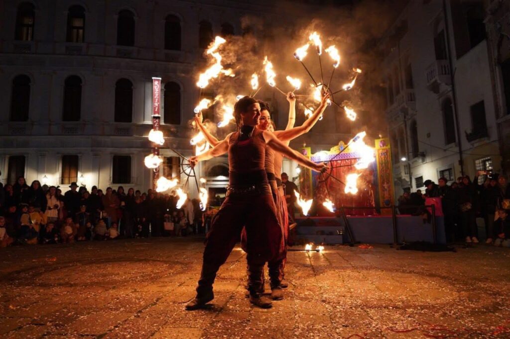 Straßenshow zum Karneval in Venedig