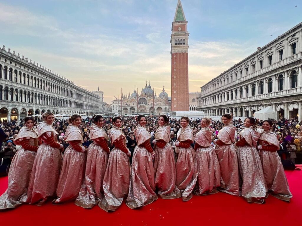 Die Marien in Venedig am Karneval am Markusplatz