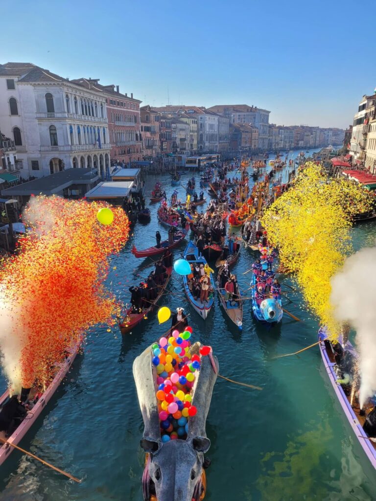 legendäre Pappmaché-Figur „Pantegana“ - Karneval in Venedig 2025