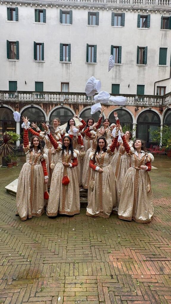 Wenn die 12 Marien die Schulbank drücken